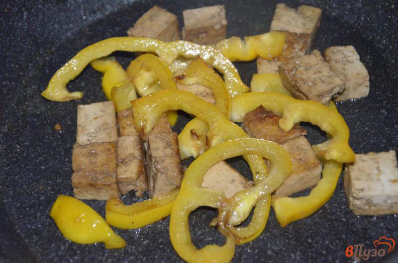 Фото приготовление рецепта: Тофу жареный с болгарским перцем в соево-медовом соусе шаг №5