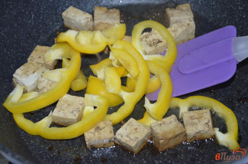 Фото приготовление рецепта: Тофу жареный с болгарским перцем в соево-медовом соусе шаг №4