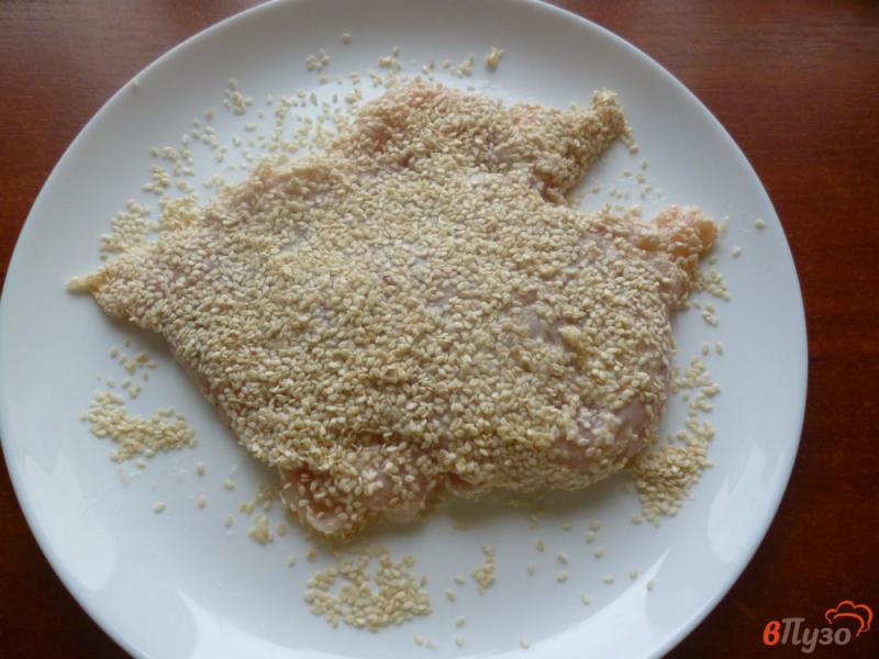 Фото приготовление рецепта: Куриный шницель в кунжутной панировке шаг №4