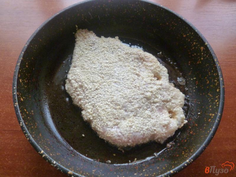 Фото приготовление рецепта: Куриный шницель в кунжутной панировке шаг №5