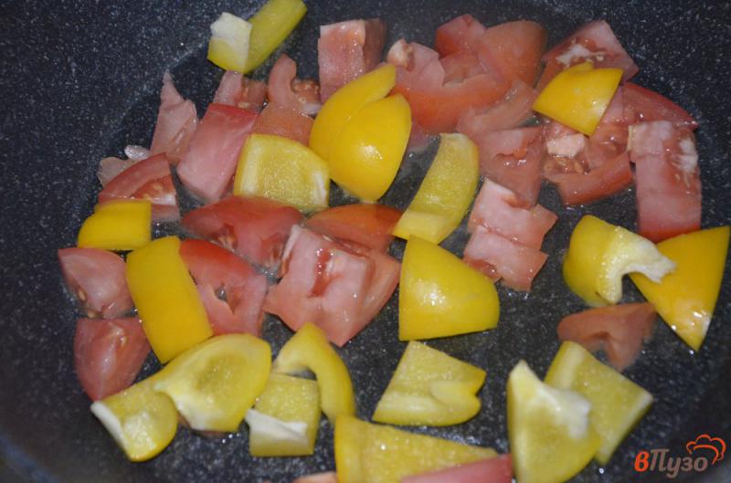 Фото приготовление рецепта: Тофу с помидорами и сухариками шаг №1