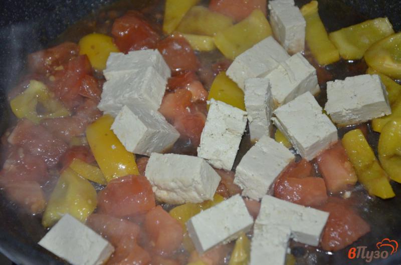 Фото приготовление рецепта: Тофу с помидорами и сухариками шаг №3