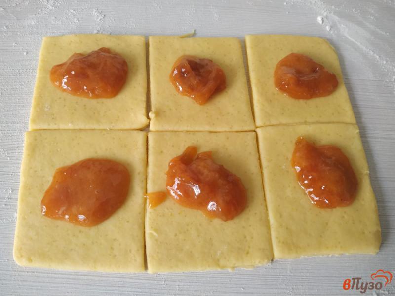 Фото приготовление рецепта: Песочное печенье с абрикосовым вареньем шаг №5