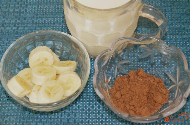Фото приготовление рецепта: Молочный шоколадно-банановый коктейль шаг №1