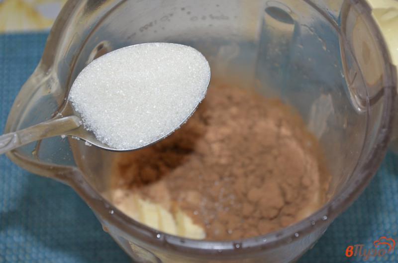 Фото приготовление рецепта: Молочный шоколадно-банановый коктейль шаг №2
