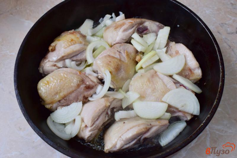 Фото приготовление рецепта: Куриные бедра с лимоном и соевым соусом шаг №3
