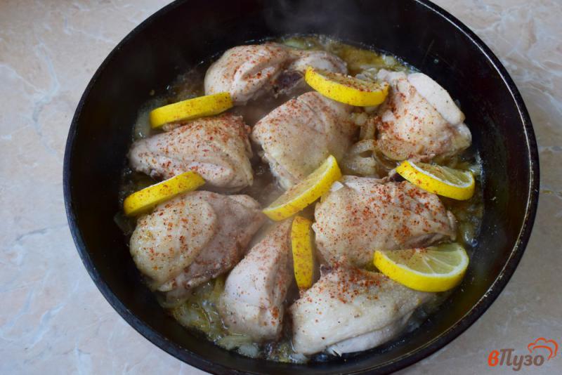 Фото приготовление рецепта: Куриные бедра с лимоном и соевым соусом шаг №4