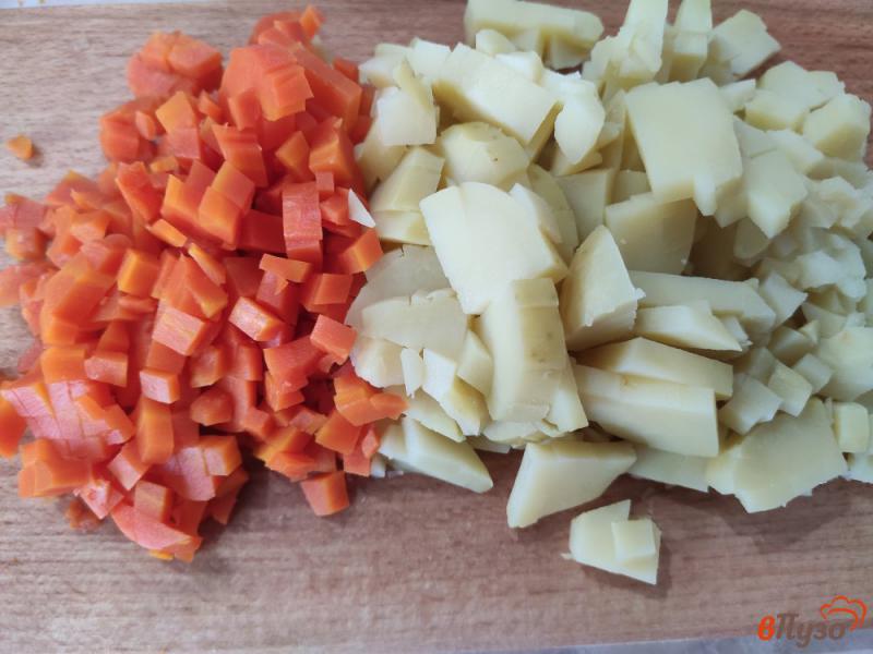 Фото приготовление рецепта: Мясной салат с сосисками и горошком шаг №1