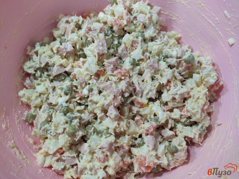 Фото приготовление рецепта: Мясной салат с сосисками и горошком шаг №7