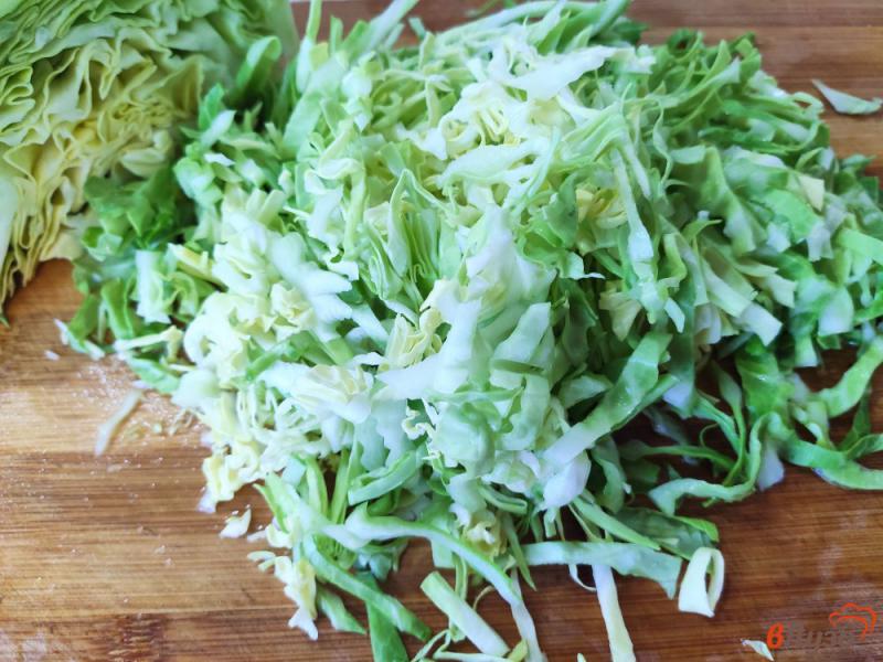Фото приготовление рецепта: Салат из молодой капусты с кукурузой шаг №1