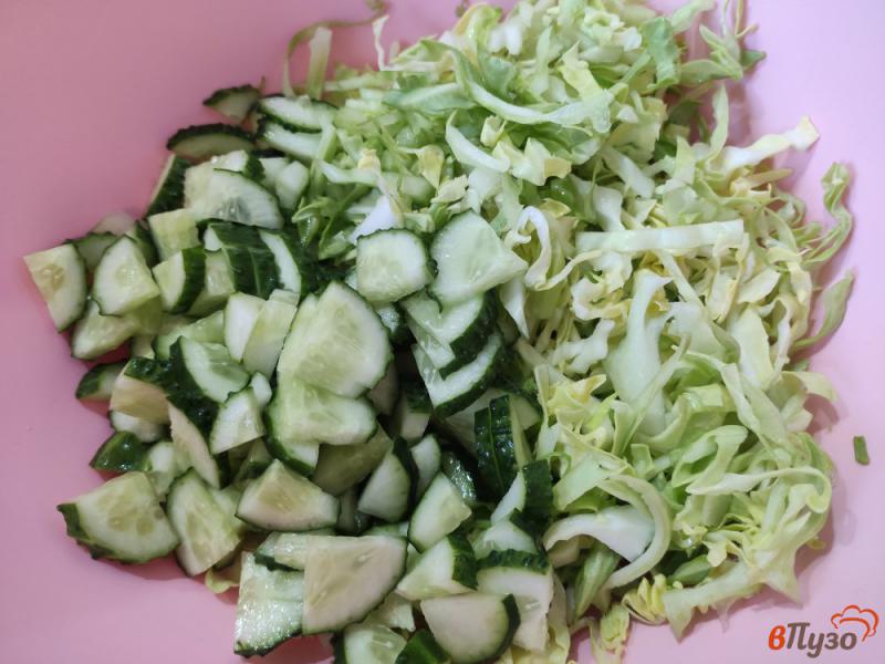 Фото приготовление рецепта: Салат из молодой капусты с кукурузой шаг №3
