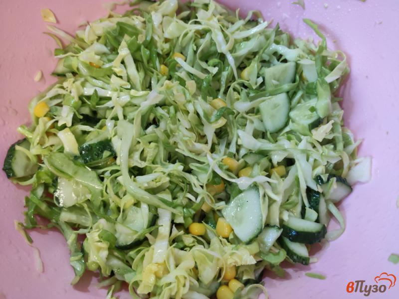 Фото приготовление рецепта: Салат из молодой капусты с кукурузой шаг №6