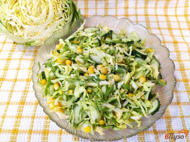 Фото приготовление рецепта: Салат из молодой капусты с кукурузой шаг №7