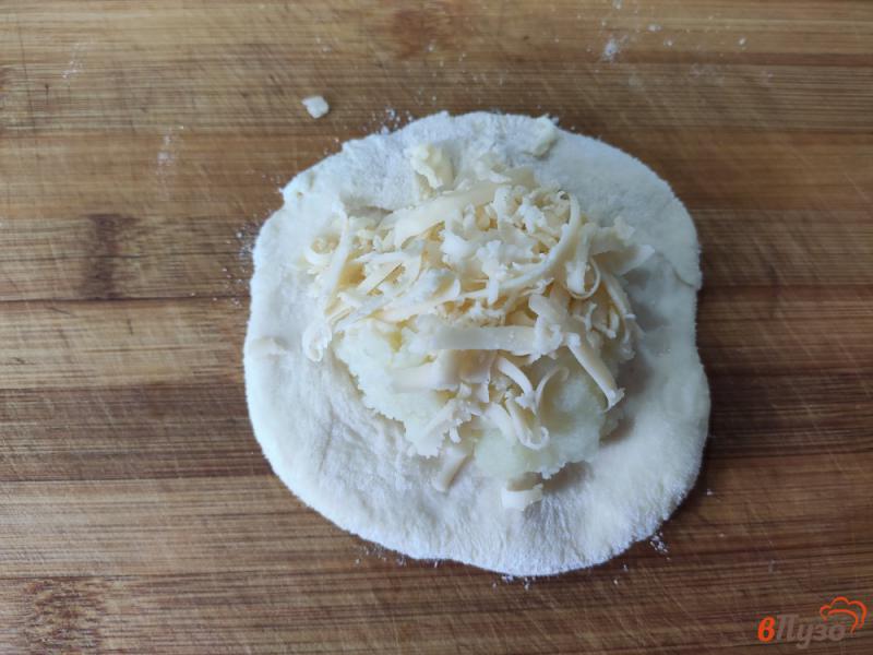 Фото приготовление рецепта: Пирожки с картофельным пюре и сыром шаг №9