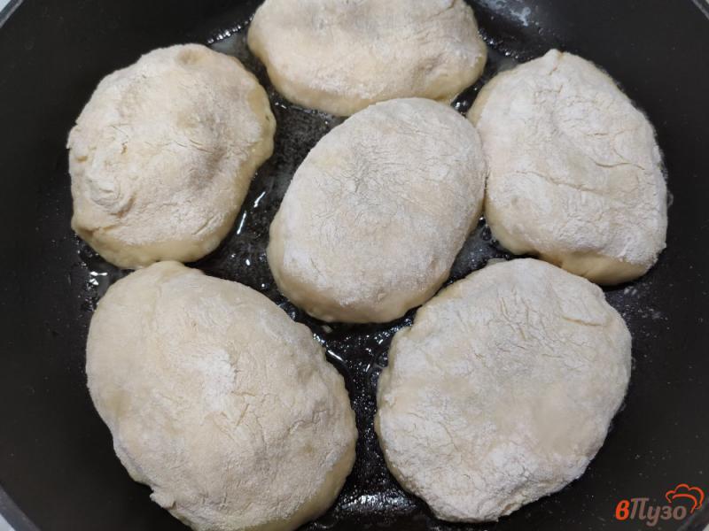 Фото приготовление рецепта: Пирожки с картофельным пюре и сыром шаг №11