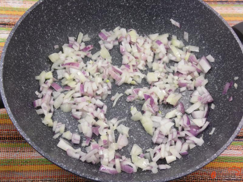 Фото приготовление рецепта: Рис с беконом и соусом песто шаг №2