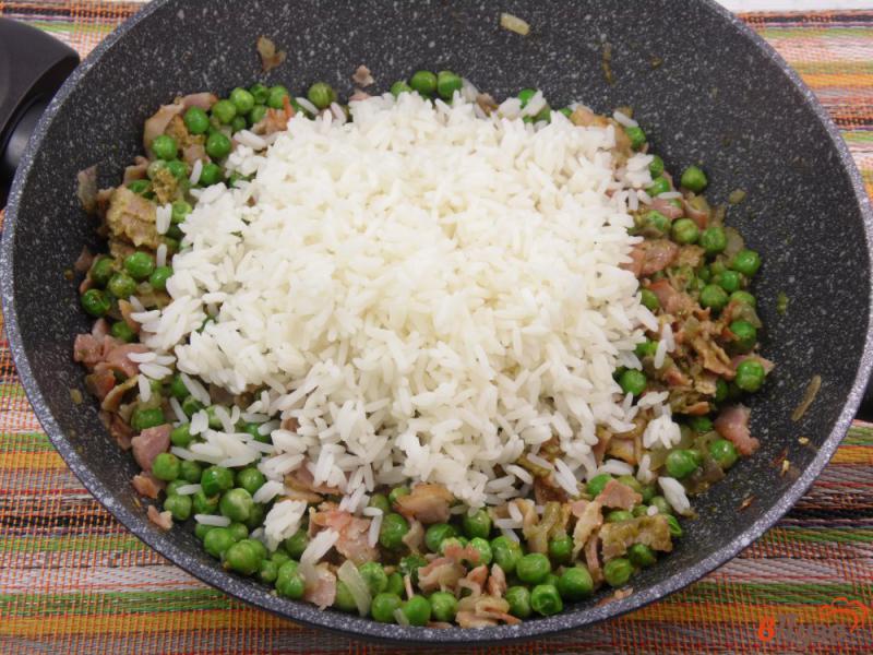 Фото приготовление рецепта: Рис с беконом и соусом песто шаг №6