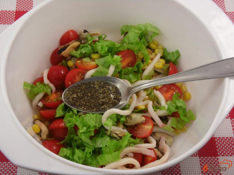 Фото приготовление рецепта: Салат с морепродуктами и овощами шаг №6