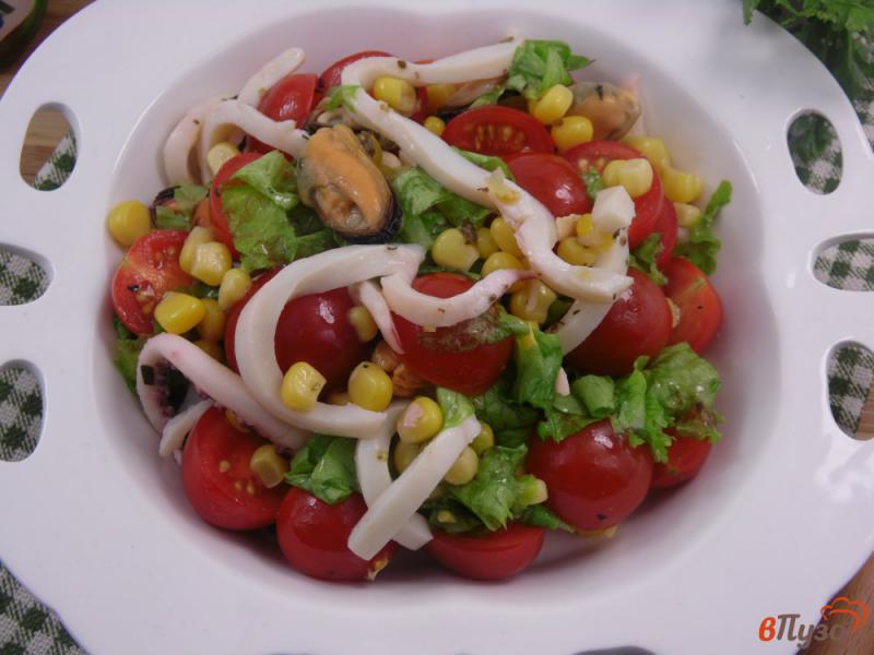 Фото приготовление рецепта: Салат с морепродуктами и овощами шаг №7