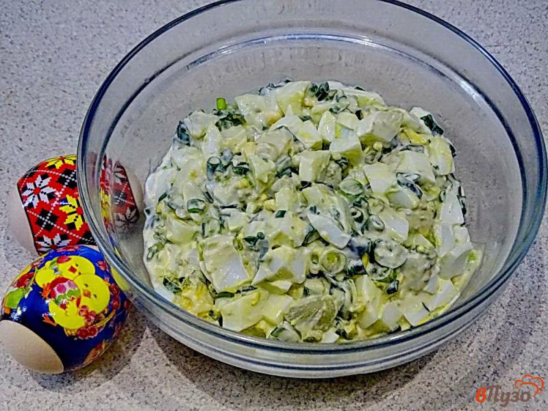 Фото приготовление рецепта: Салат из зелёного лука и яиц шаг №7