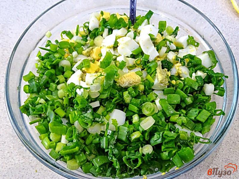 Фото приготовление рецепта: Салат из зелёного лука и яиц шаг №5