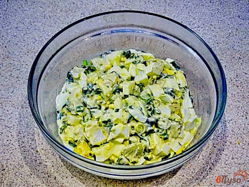 Фото приготовление рецепта: Салат из зелёного лука и яиц шаг №6