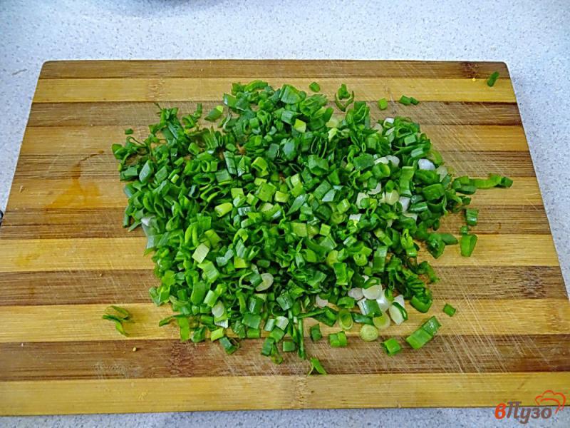 Фото приготовление рецепта: Салат из зелёного лука и яиц шаг №4