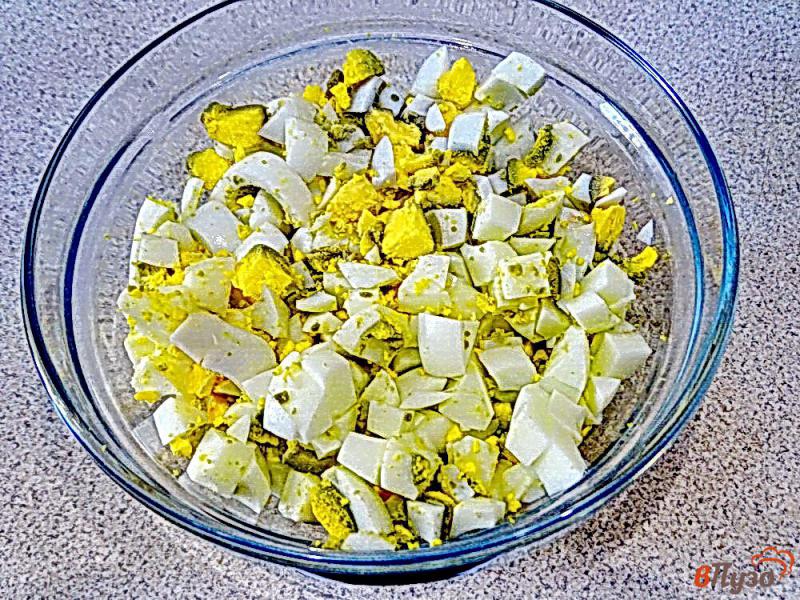 Фото приготовление рецепта: Салат из зелёного лука и яиц шаг №2