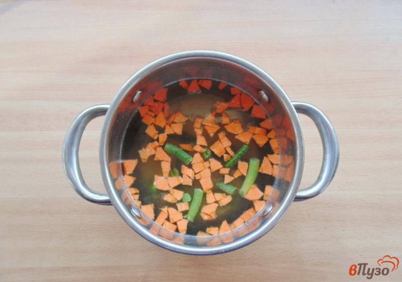 Фото приготовление рецепта: Куриный суп с лапшой удон и спаржевой фасолью шаг №3