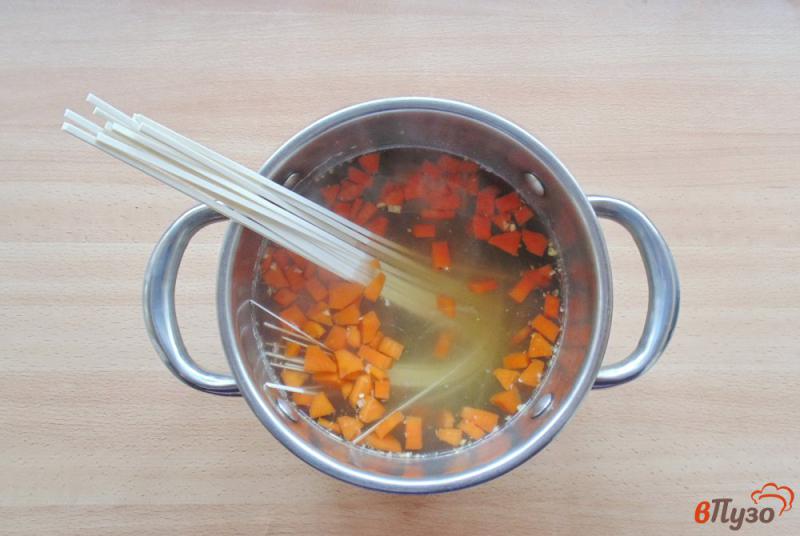 Фото приготовление рецепта: Куриный суп с лапшой удон и спаржевой фасолью шаг №5