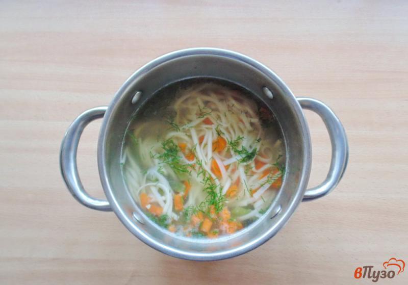 Фото приготовление рецепта: Куриный суп с лапшой удон и спаржевой фасолью шаг №6