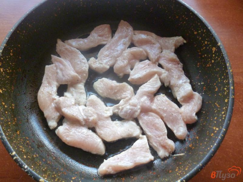Фото приготовление рецепта: Куриное филе с кунжутом шаг №4
