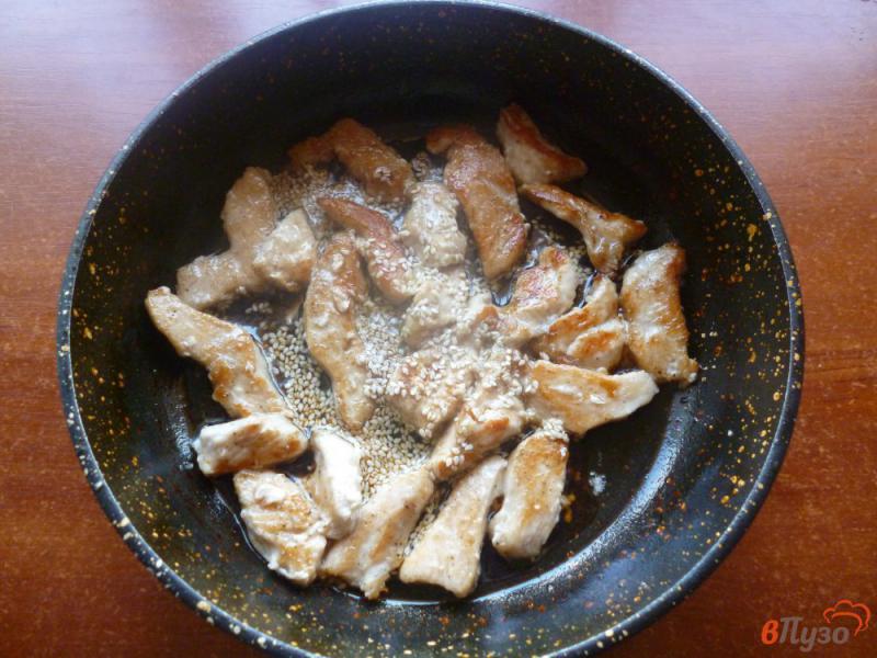 Фото приготовление рецепта: Куриное филе с кунжутом шаг №6