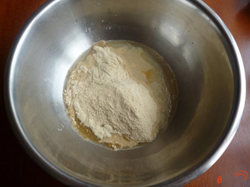 Фото приготовление рецепта: Хлеб с цельнозерновой мукой и семенами льна шаг №3