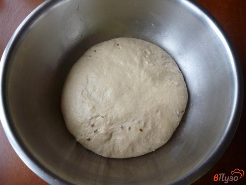 Фото приготовление рецепта: Хлеб с цельнозерновой мукой и семенами льна шаг №6