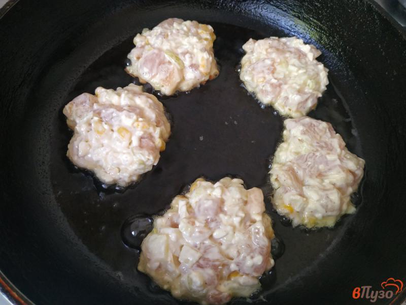Фото приготовление рецепта: Рубленые куриные котлеты с кукурузой шаг №7