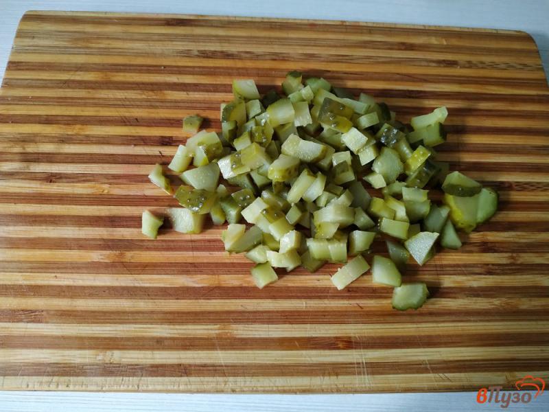 Фото приготовление рецепта: Винегрет с зеленым горошком и маринованным огурцом шаг №4