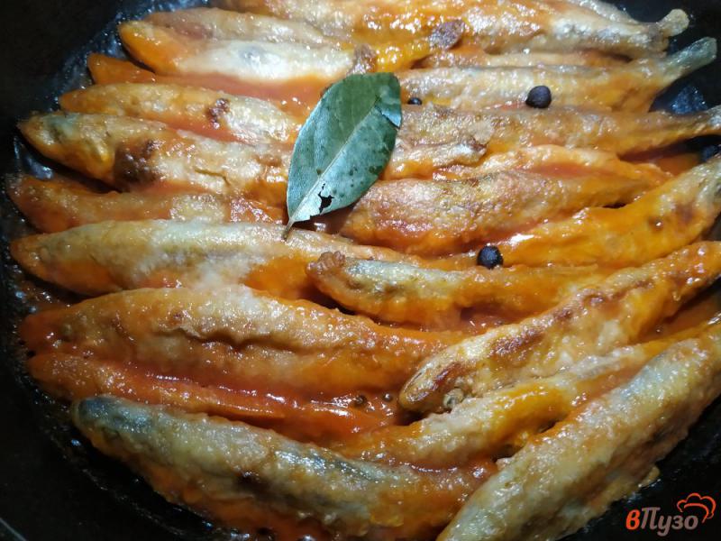 Фото приготовление рецепта: Корюшка в томатном соусе шаг №8