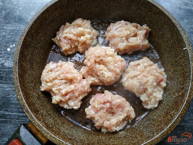 Фото приготовление рецепта: Котлеты куриные с коричневым рисом шаг №6