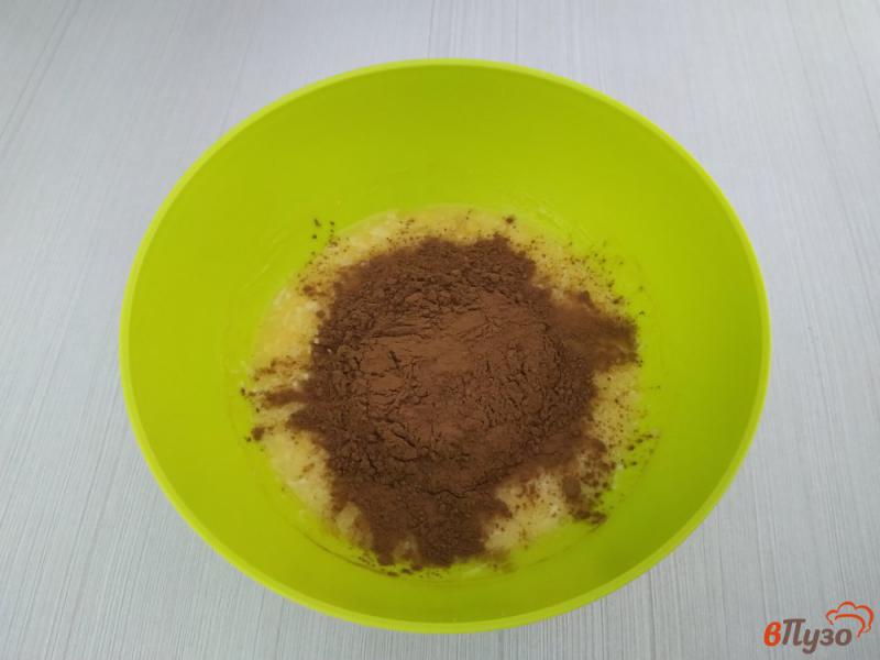 Фото приготовление рецепта: Маффины шоколадные с кокосовой стружкой шаг №5
