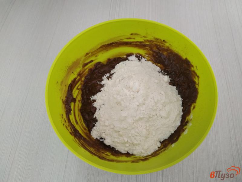 Фото приготовление рецепта: Маффины шоколадные с кокосовой стружкой шаг №7