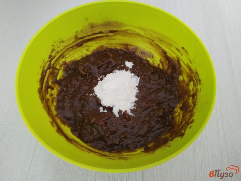Фото приготовление рецепта: Маффины шоколадные с кокосовой стружкой шаг №6