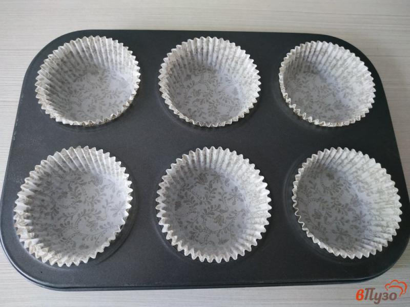 Фото приготовление рецепта: Маффины шоколадные с кокосовой стружкой шаг №8