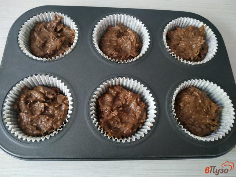 Фото приготовление рецепта: Маффины шоколадные с кокосовой стружкой шаг №9