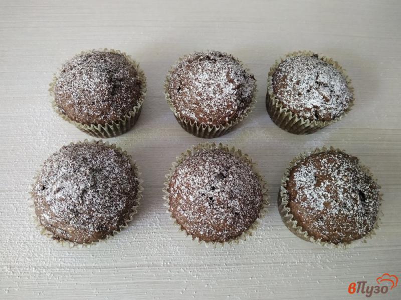 Фото приготовление рецепта: Маффины шоколадные с кокосовой стружкой шаг №11