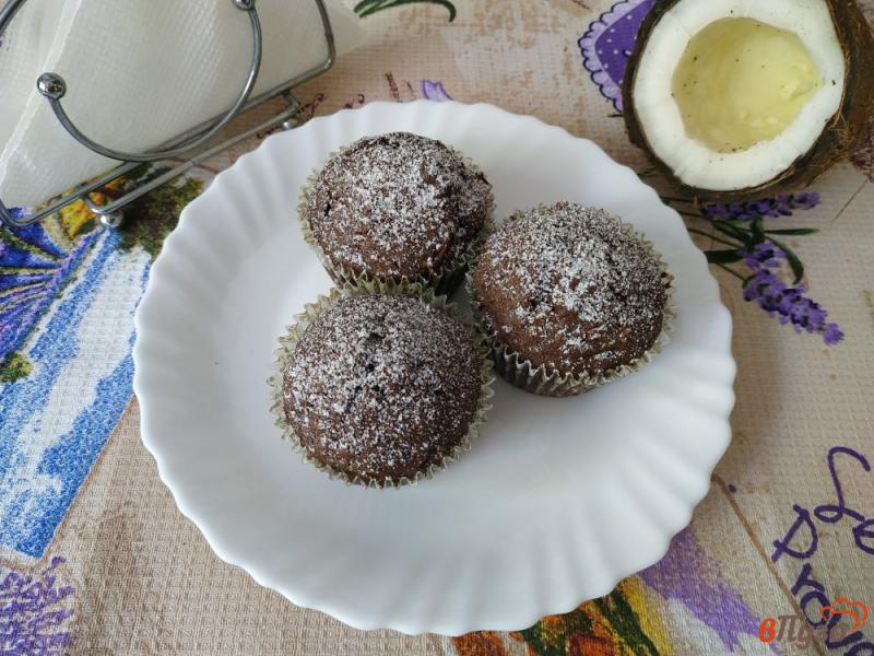 Фото приготовление рецепта: Маффины шоколадные с кокосовой стружкой шаг №12