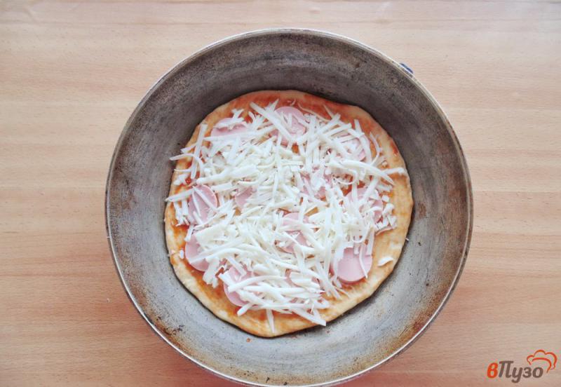 Фото приготовление рецепта: Пицца с сардельками и сыром Моцарелла шаг №3