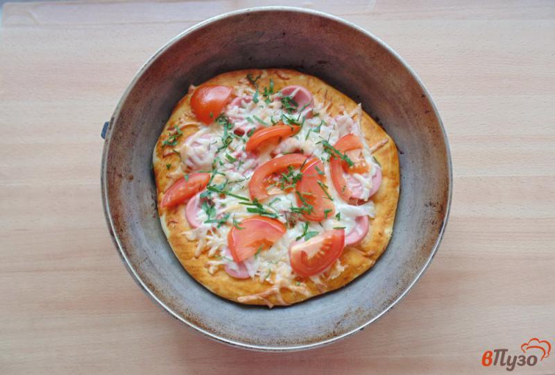 Фото приготовление рецепта: Пицца с сардельками и сыром Моцарелла шаг №5