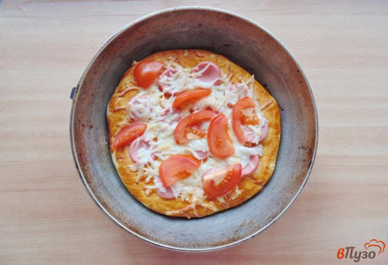 Фото приготовление рецепта: Пицца с сардельками и сыром Моцарелла шаг №4