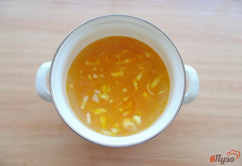 Фото приготовление рецепта: Куриный суп с желтой чечевицей шаг №3